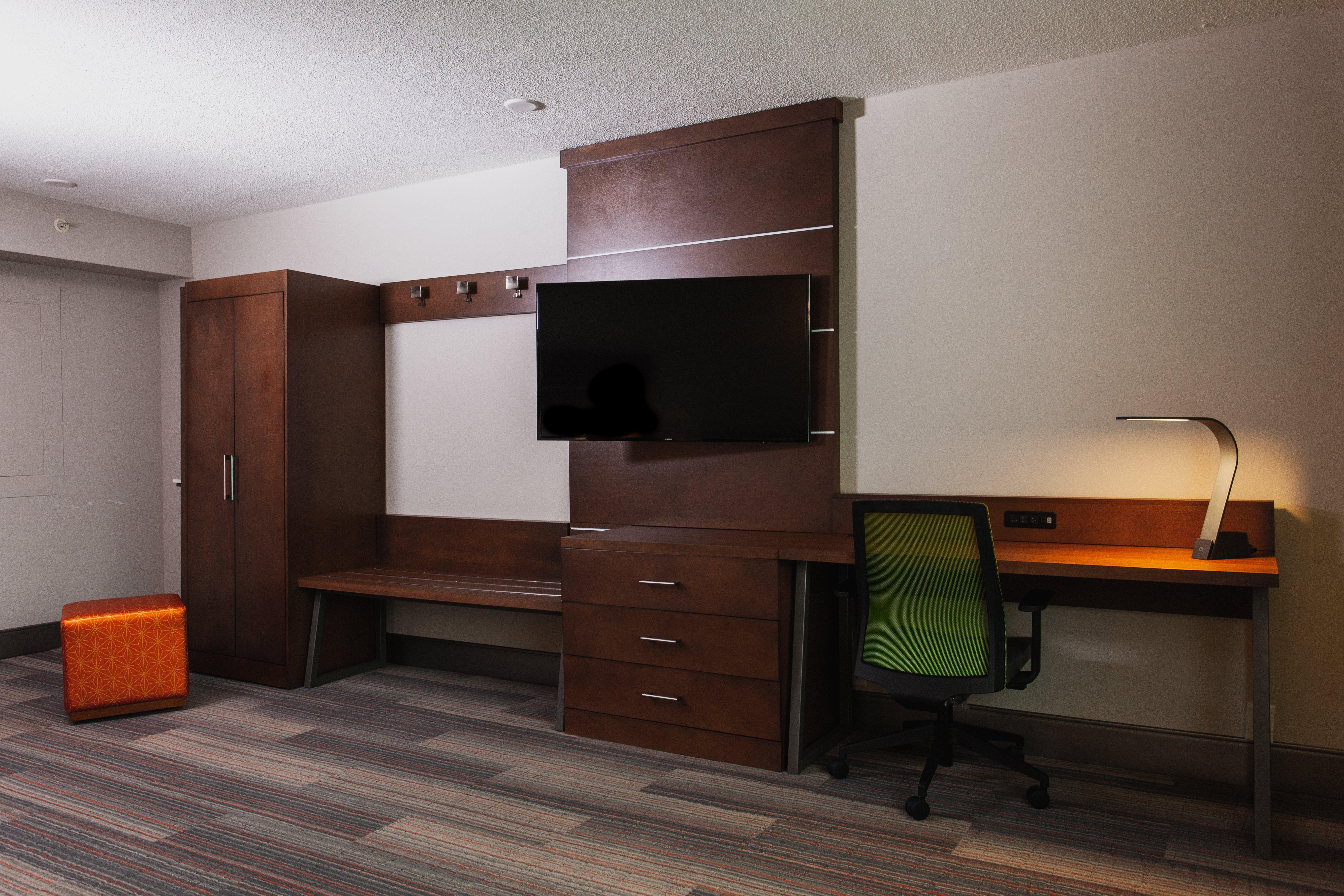 Holiday Inn Express & Suites Atlanta Perimeter Mall Hotel By Ihg Sandy Springs Exterior photo