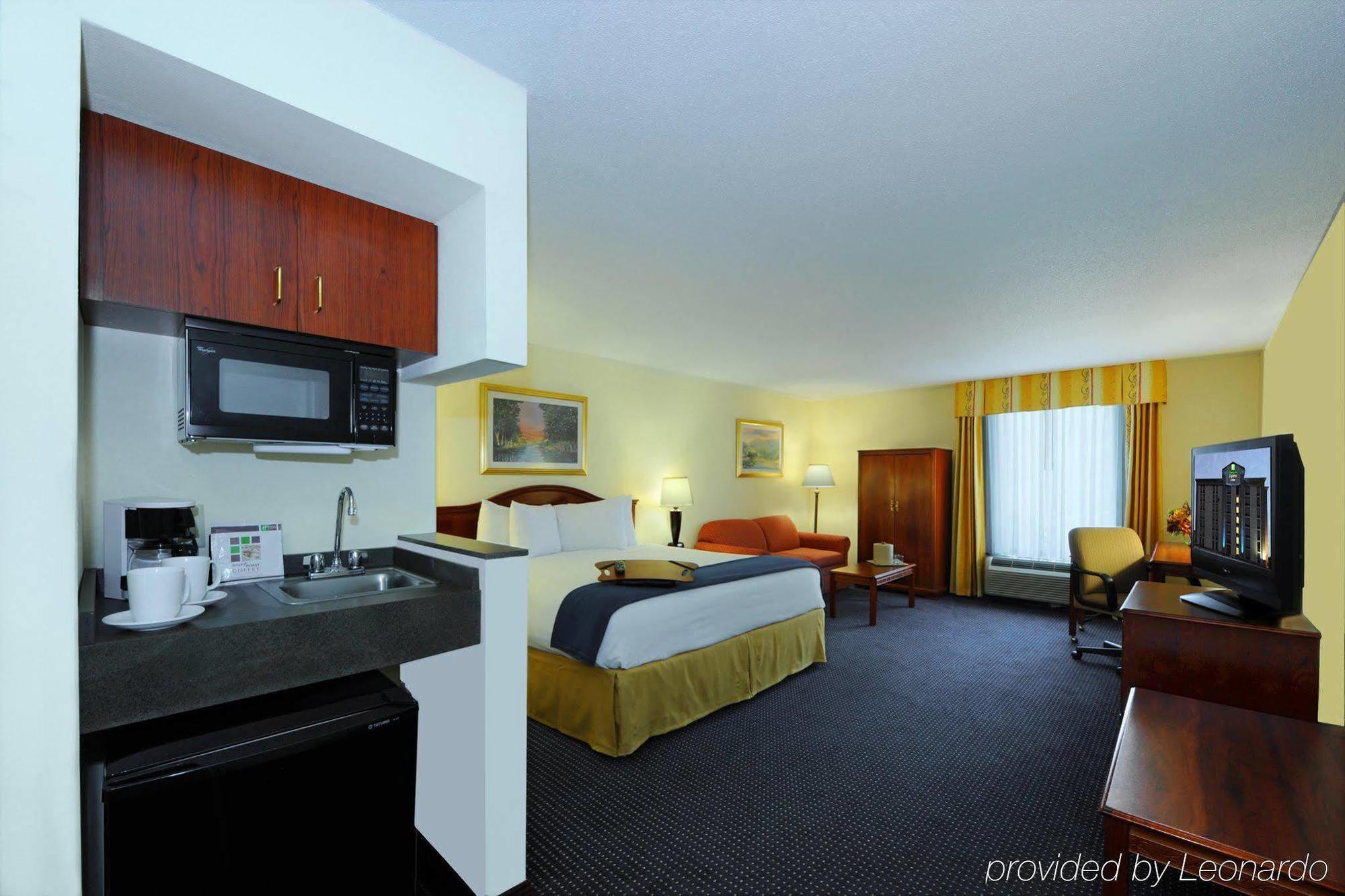 Holiday Inn Express & Suites Atlanta Perimeter Mall Hotel By Ihg Sandy Springs Room photo