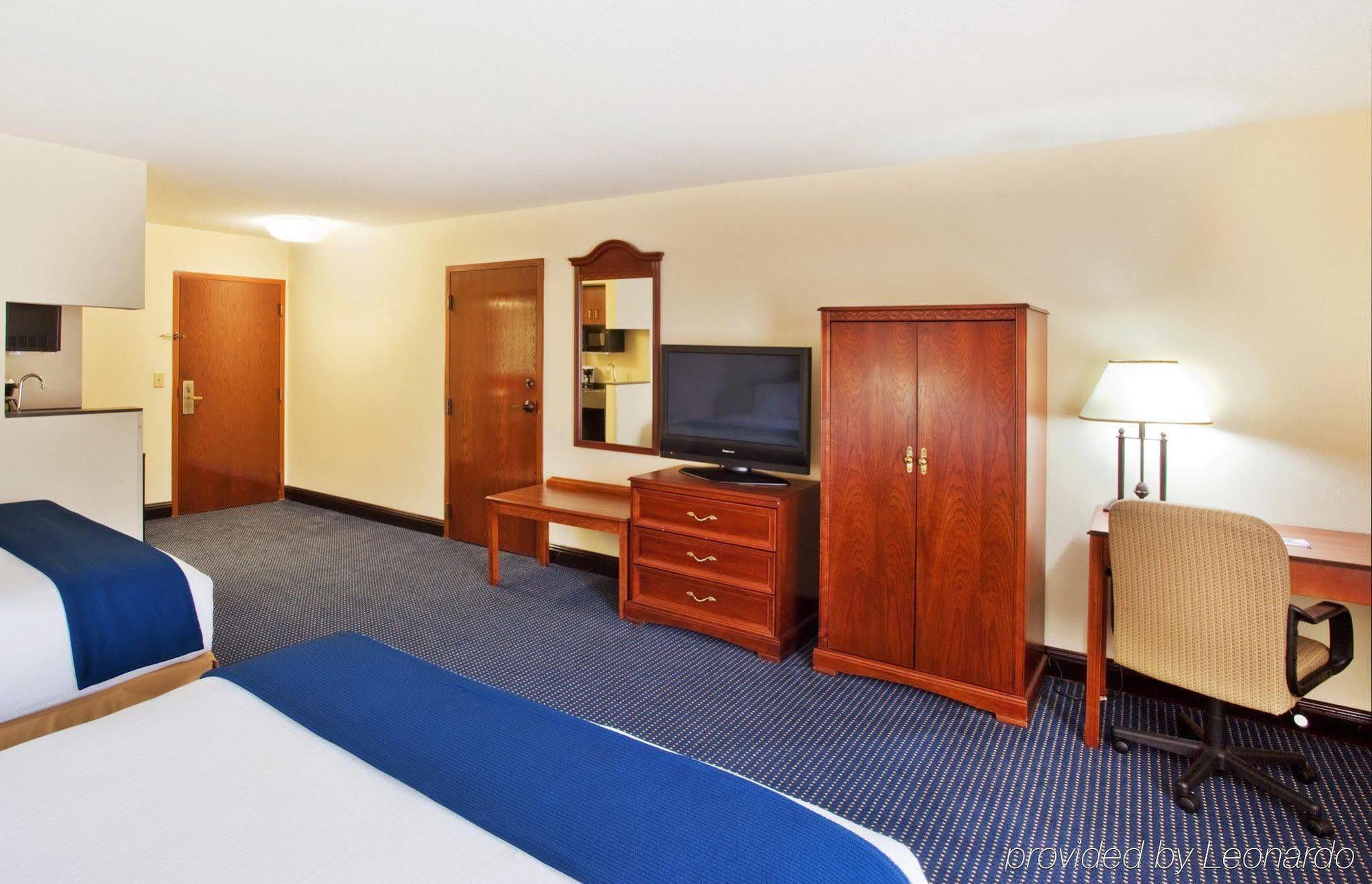 Holiday Inn Express & Suites Atlanta Perimeter Mall Hotel By Ihg Sandy Springs Room photo