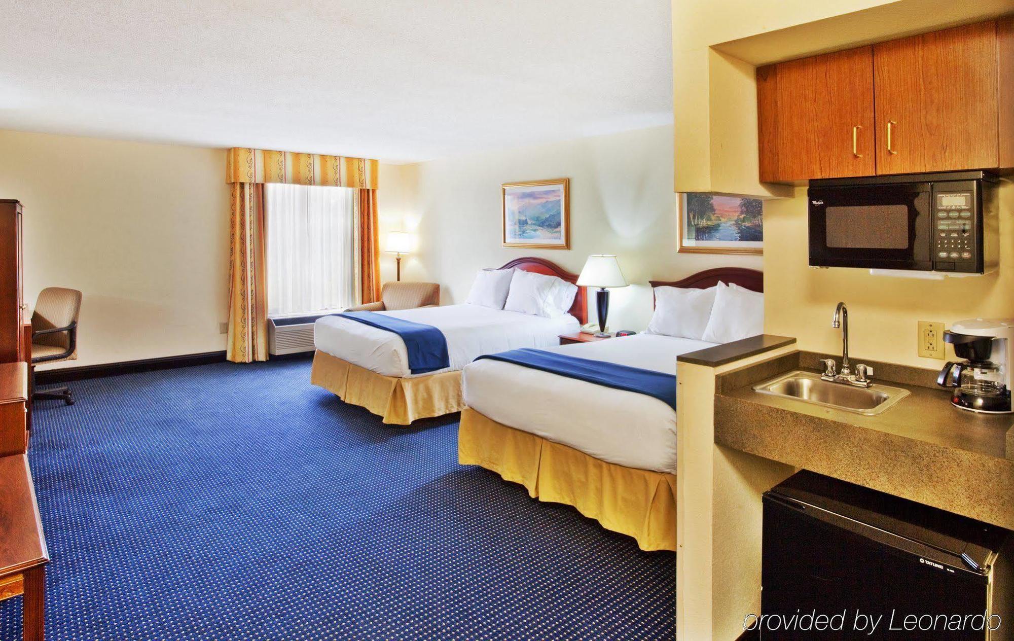 Holiday Inn Express & Suites Atlanta Perimeter Mall Hotel By Ihg Sandy Springs Room photo