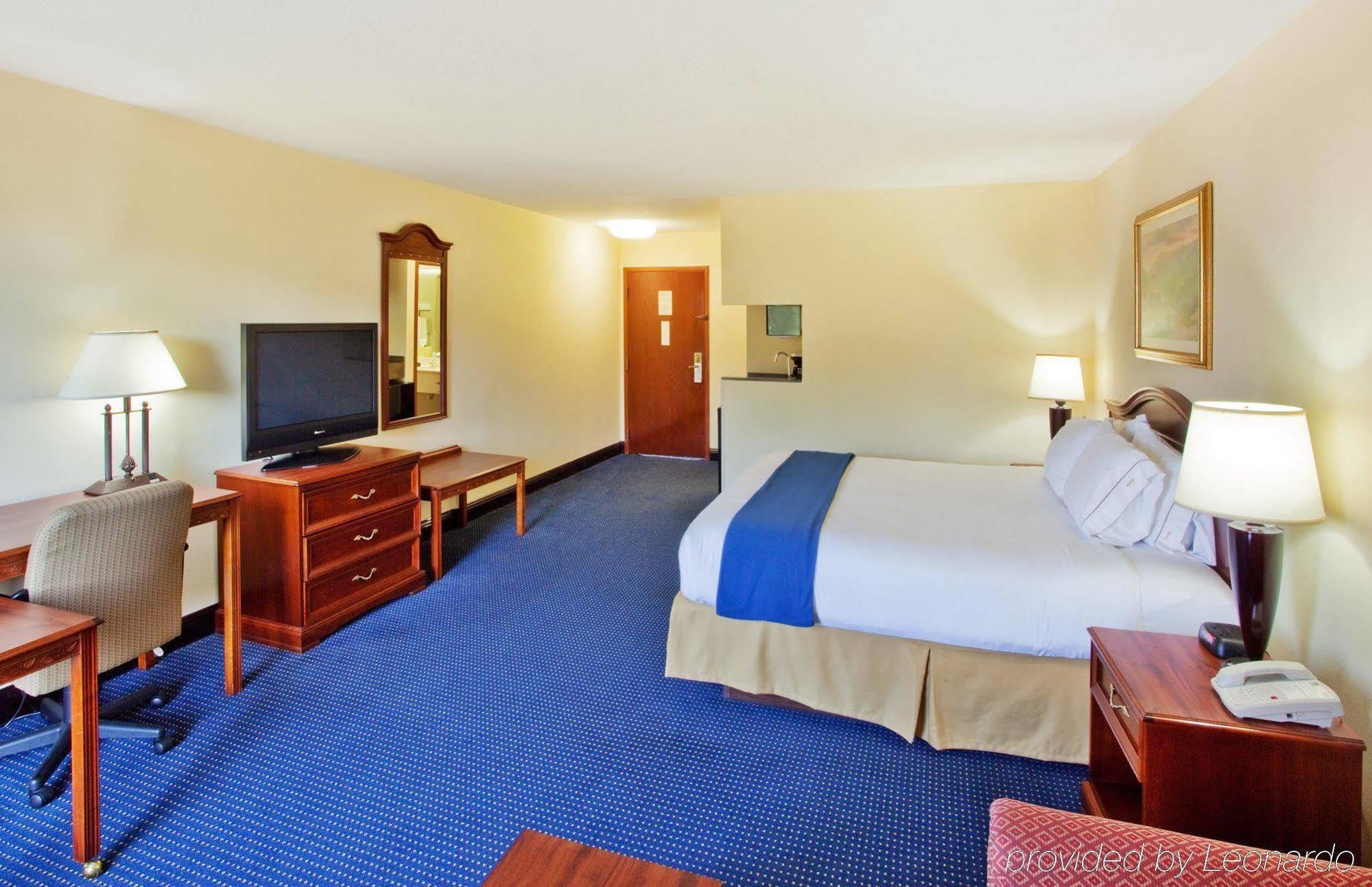 Holiday Inn Express & Suites Atlanta Perimeter Mall Hotel By Ihg Sandy Springs Room photo