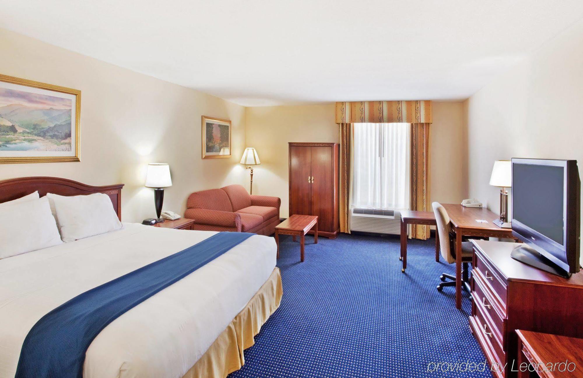 Holiday Inn Express & Suites Atlanta Perimeter Mall Hotel By Ihg Sandy Springs Room photo