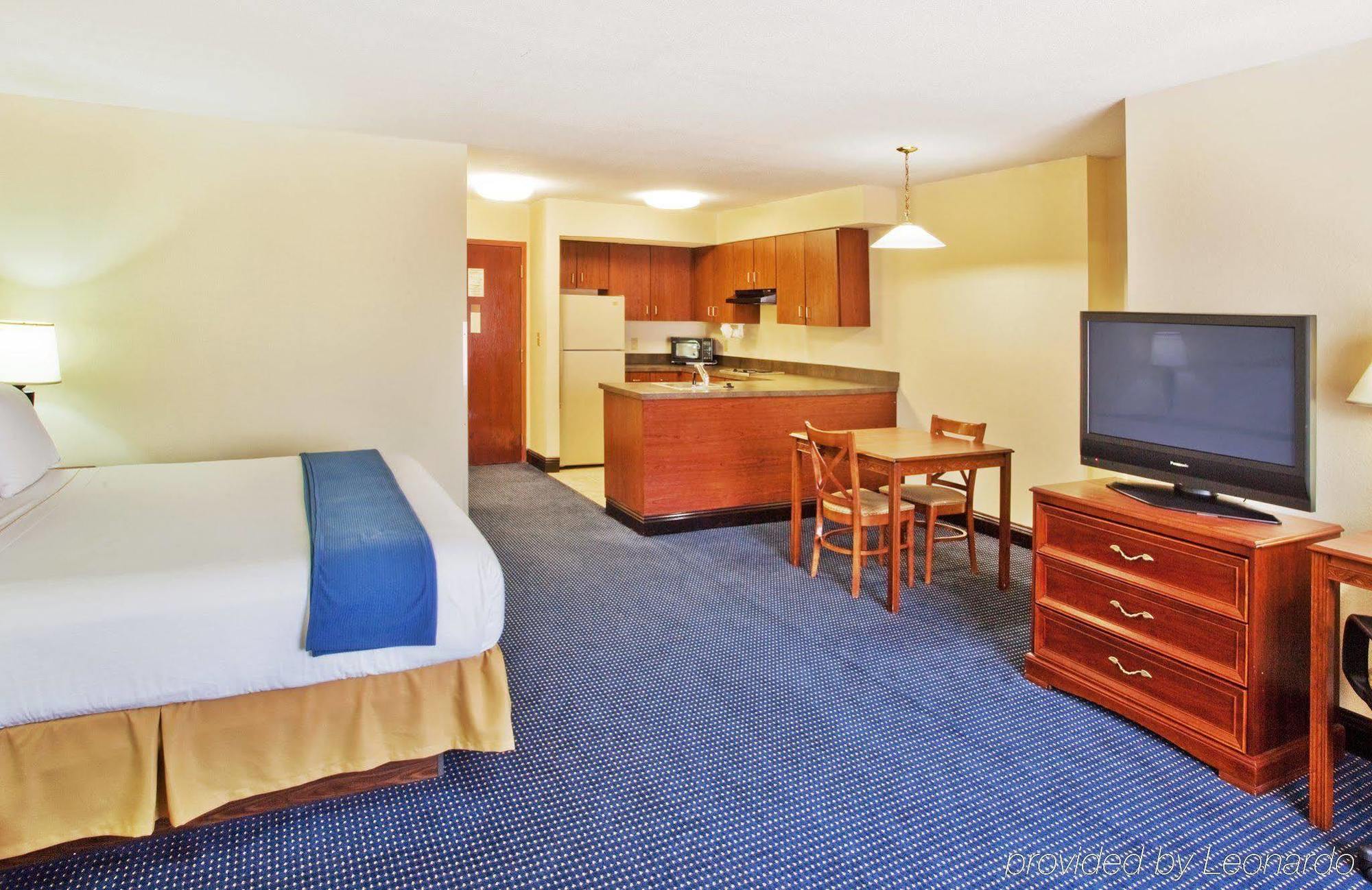 Holiday Inn Express & Suites Atlanta Perimeter Mall Hotel By Ihg Sandy Springs Room photo