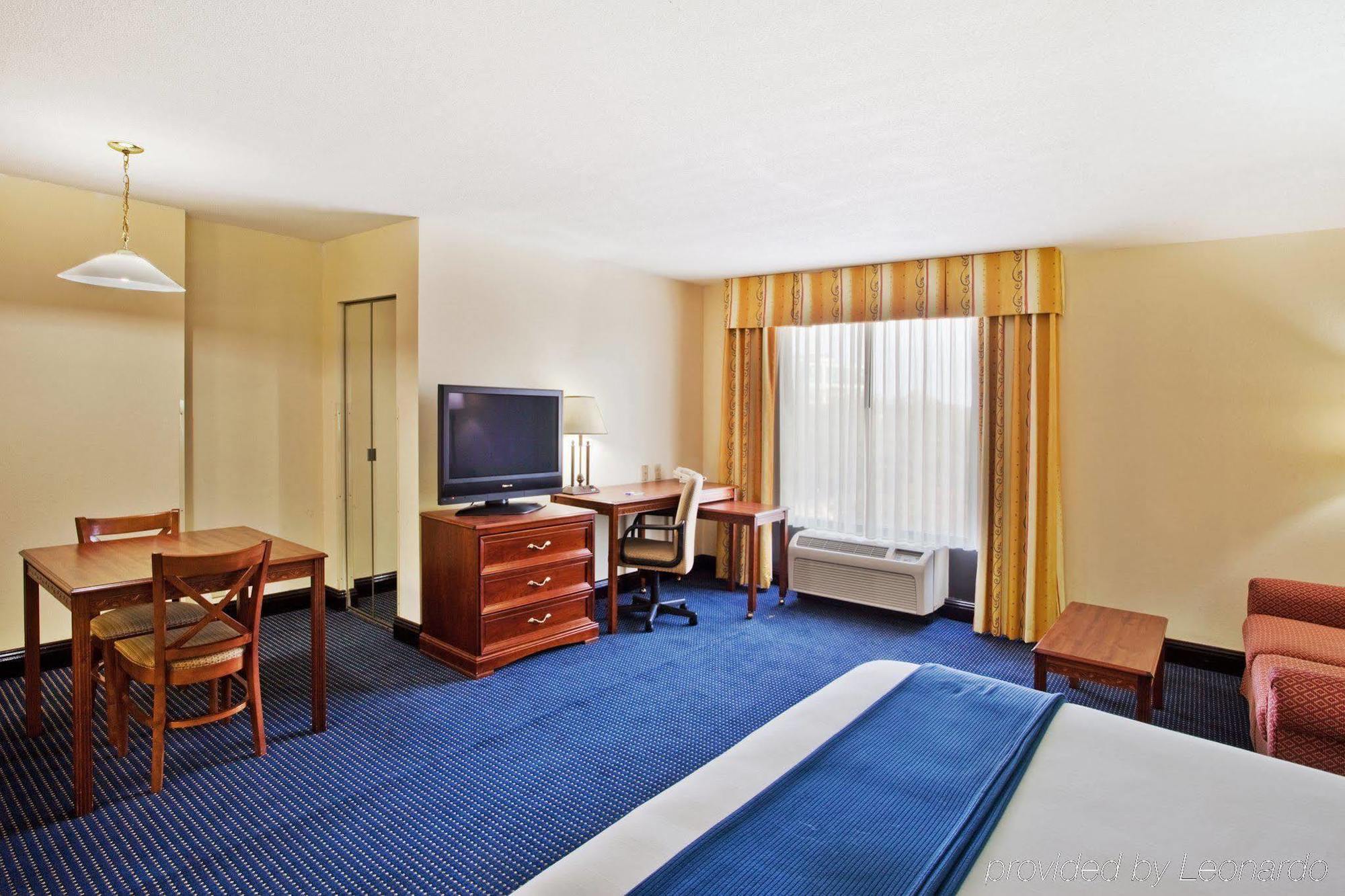 Holiday Inn Express & Suites Atlanta Perimeter Mall Hotel By Ihg Sandy Springs Room photo
