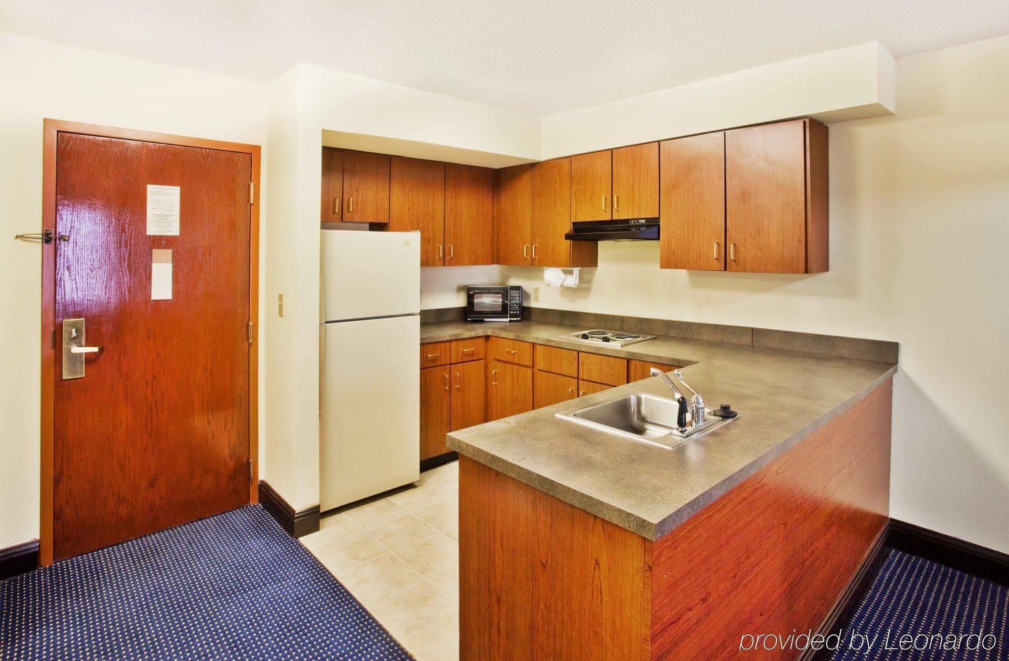 Holiday Inn Express & Suites Atlanta Perimeter Mall Hotel By Ihg Sandy Springs Room photo