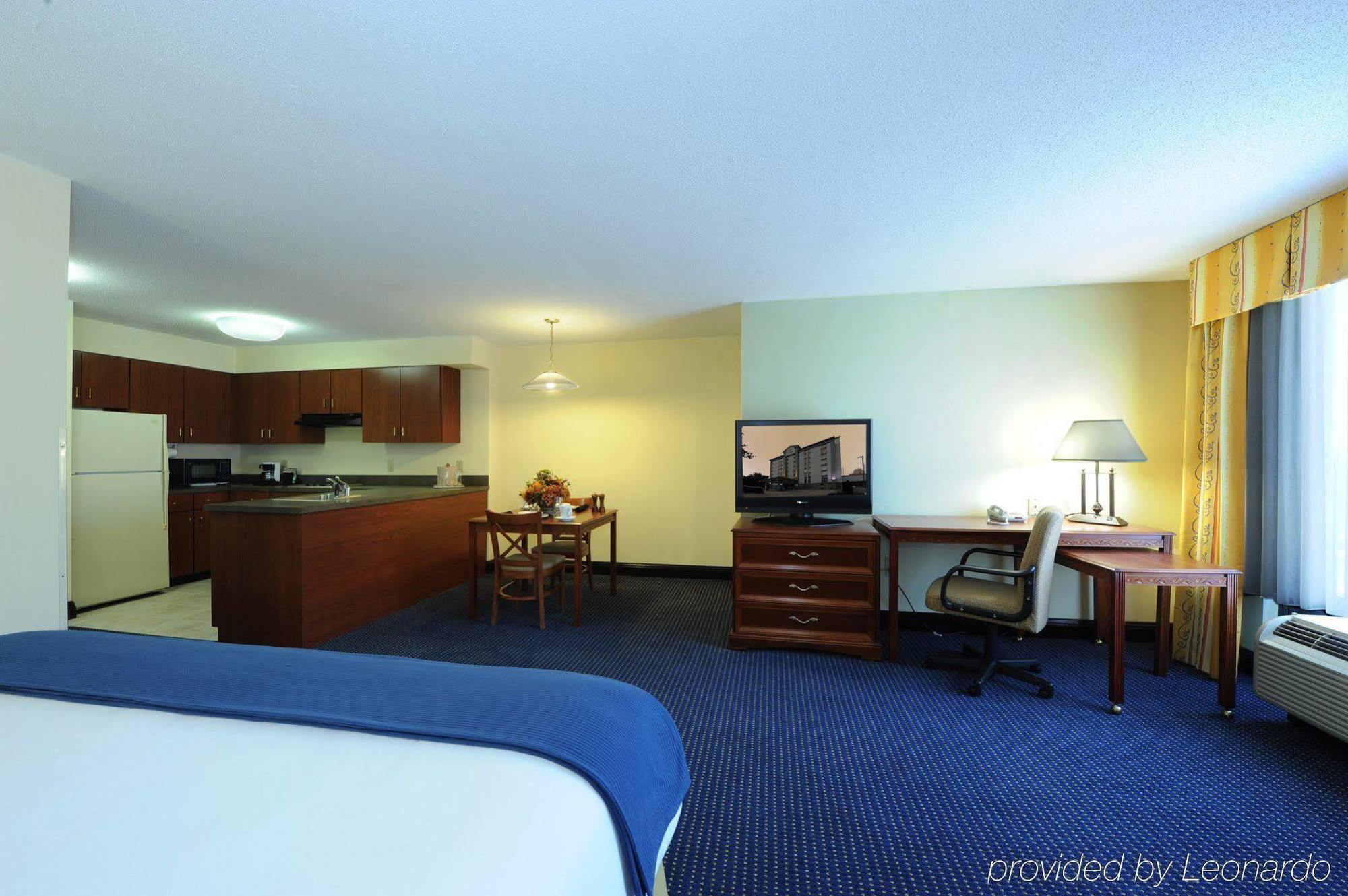 Holiday Inn Express & Suites Atlanta Perimeter Mall Hotel By Ihg Sandy Springs Room photo