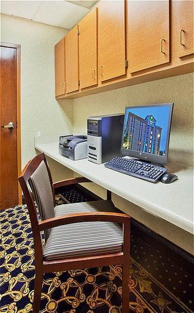 Holiday Inn Express & Suites Atlanta Perimeter Mall Hotel By Ihg Sandy Springs Facilities photo